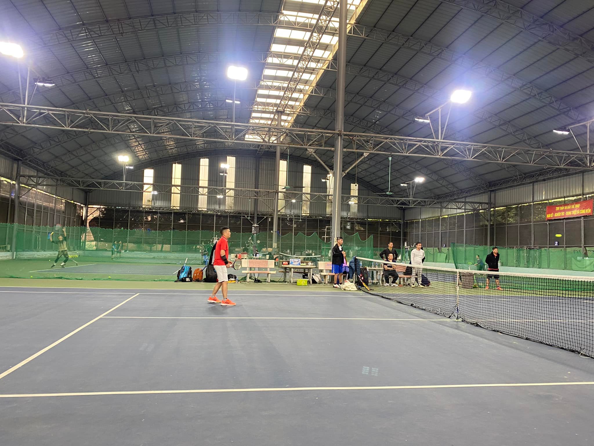 Sân tennis Hoàng Ngân – Sân tennis trong nhà 125 Hoàng Ngân